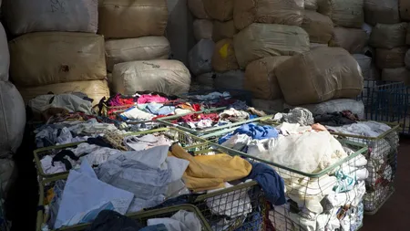Românii vor fi obligați să recicleze îmbrăcămintea de la 1 ianuarie. Anunțul ministrului Mediului: ”Să existe infrastructură în toate orașele și comunele din România”