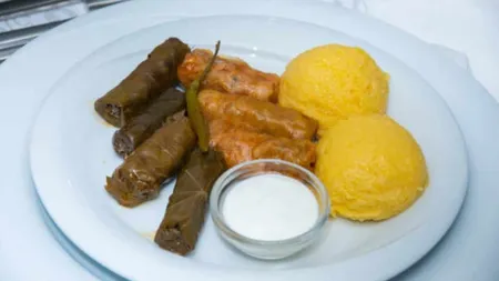 Ce se întâmplă în corp atunci când mănânci sarmale cu mămăligă și smântână. Mulți români aleg această combinație, însă nu știu riscurile la care se expun
