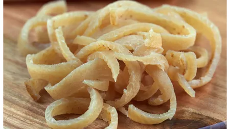 De ce să mănânci șorici de porc. Are beneficii la care nici nu te-ai fi gândit