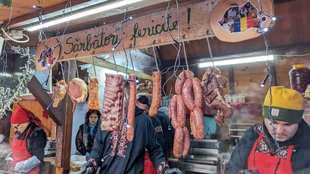 Cât costă pomana porcului, pastrama și un cârnat la Târgul de Crăciun din Piața Constituției din București
