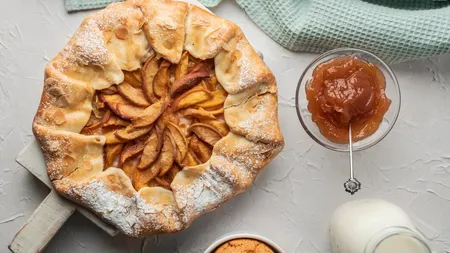 Tartă răsturnată cu mere, rețetă delicioasă inventată din greșeală. Ingredientele necesare pentru un gust senzațional