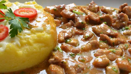Tochitură de porc cu ceapă și mere. Rețeta cu care îi vei impresiona pe cei dragi de Crăciun