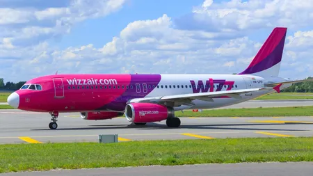 Wizz Air, obligată de instanţă să plătească despăgubiri de 30.000 de euro unui român şi familiei sale pentru un zbor anulat