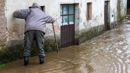 Se formează ciclonul Herminia, radarele anunţă furtuni violente, a fost emis COD ROŞU VIDEO