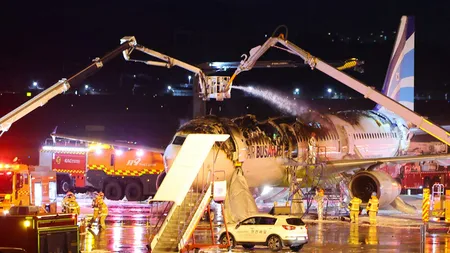 VIDEO Panică în aeroport, un avion cu 179 de pasageri a luat foc pe pistă