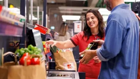 Se fac angajări la Kaufland. Se dau salarii frumoase, bonuri de masă și se decontează transportul. Câți bani câștigă un angajat la curățenie