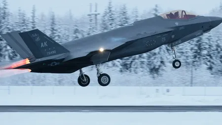 Momentul în care un avion F-35 se prăbuşeşte în Alaska. Pilotul s-a catapultat VIDEO