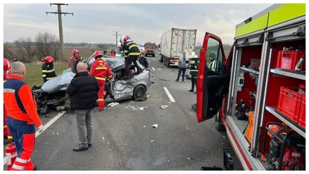 VIDEO Accident mortal în Dolj! Trei persoane au murit pe loc după ce două mașini și un TIR s-au ciocnit brutal