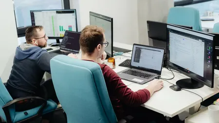 Tinerii angajaţi la primul loc de muncă vor primi 3.000 de lei adaos salarial: Lista domeniilor