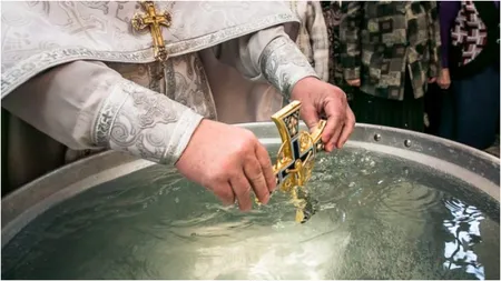 Tradiții, obiceiuri și superstiții păstrate de Bobotează. Ce se întâmplă dacă pui sub prag busuioc luat din găleata cu agheasmă a preotului