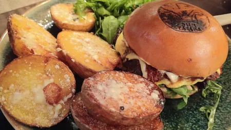 Burgerul de urs produs în România, delicatesă unică în Europa. Inventatorii lui sunt cei care au dat lovitura cu 
