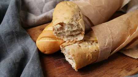 Pâine ciabatta fără frământare, la fel de bună ca la brutărie. Iese crocantă la exterior și pufoasă la interior
