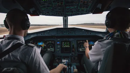 Ce salariu are, de fapt, un pilot de avion. Puțini români încasează acești bani lunar