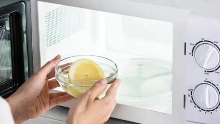 Cum să cureți cuptorul cu microunde de grăsime în cinci minute. Trucul genial pe care e musai să-l cunoști