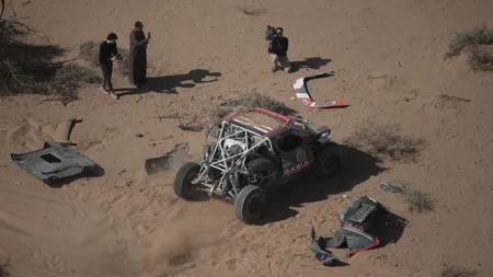 VIDEO Accident teribil al echipei Dacia Sandriers în Raliul Dakar. Fostul vicecampion Sebastian Loeb și copilotul său continuă cursa