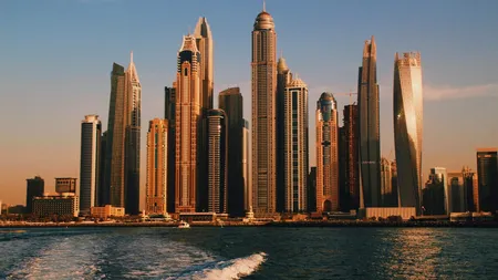Compania din Dubai care caută 5.000 de angajaţi. Cazare gratis şi salariu neimpozabil printre beneficii