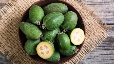 Fructul care aduce numeroase beneficii asupra sănătății. Conține fibre și fier și are gustul unei combinații de măr, ananas și banană