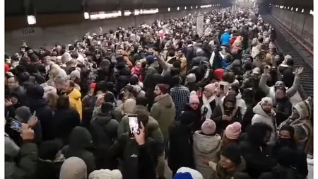 Sute de nepalezi s-au adunat în stațiile de metrou din București, în noaptea de Revelion. Imagini virale