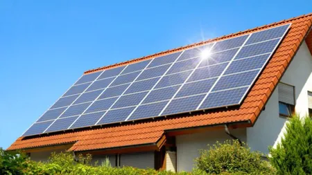 Ajutor de 10.000 de euro pentru panouri fotovoltaice! Cine sunt românii care pot primi acești bani