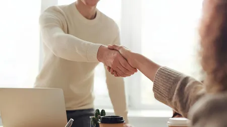 IMM-urile contraatacă. Oferă cele mai multe locuri de muncă, în timp ce multinaționalele nu mai angajează ca înainte de pandemie