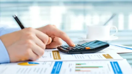 Românii se înghesuie să cotizeze la Pilonul 3. Ce pensie poate primi o persoană cu 5.300 lei salariu, după 40 de ani de muncă