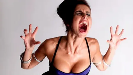 Cat fight la primărie. O învățătoare geloasă s-a încuiat în birou cu funcționara care i-ar fi făcut avansuri soțului și a luat-o la bătaie!
