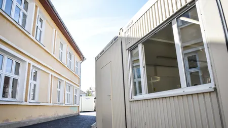 Școală închisă din cauza frigului în România, elevii fac din nou cursuri online. ”Copiii veneau îmbrăcați la școală ca pe pârtie, iar pe geamuri era gheață”