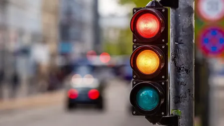 Greşeala banală de la semafor care te poate costa 600 de lei. Aproape toţi şoferii o fac