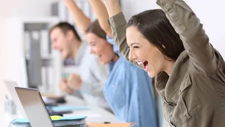 Se dau al 13-lea salariu și a 13-a pensie dacă ai acest tip de card! În ianuarie ar trebui să ai deja 1.500 de lei în plus. Se pregăteşte şi a 13-a alocaţie