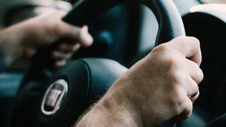 Cine sunt şoferii care trebuie să-şi schimbe permisul o dată la trei ani. Cei vizaţi consideră că sunt discriminaţi