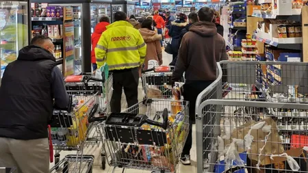 Ultima șansă la supermarketul care se închide! Toate produsele sunt puse la vânzare la jumătate de preț
