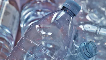 Noi schimbări în privinţa sticlelor de plastic, după capacul care nu se desprinde. Va fi obligatoriu în UE