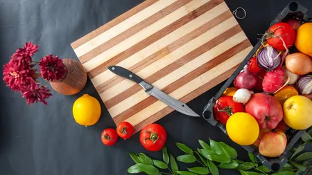 Ingredientul ieftin care curăță tocătorul din lemn. Nu trebuie să dai bani pe soluții scumpe din comerț, soluția se află în bucătăria ta
