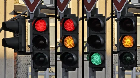 COD RUTIER 2025. Ce amendă iei dacă treci pe roșu și când ai voie să faci asta