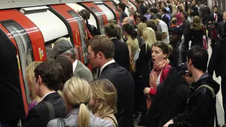 O celebră bancă la care au conturi o mulțime de români care muncesc în Marea Britanie s-ar putea retrage din Regatul Unit