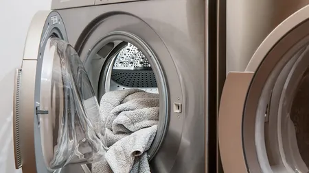 Programul la care trebuie să bagi rufele la spălat. Este singurul care nu deteriorează hainele