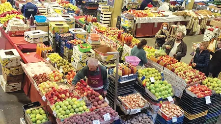 Legume și fructe din piață sau de la supermarket? Ce a pățit un tânăr care și-a făcut cumpărături la piață