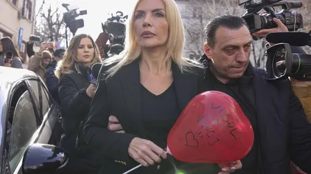 Cadou special de Valentine's Day primit de Laura Vicol chiar la ieșirea din arest. Blonda l-a îmbrățișat pe bărbatul galant chiar de față cu Vladimir Ciorbă