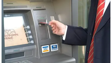 Lovitură dură pentru toți românii care au card. Băncile au băgat comisioane la propriile bancomate. Ce taxă percep Raiffeisen și UniCredit