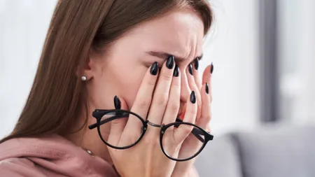 Boala care se poate declanșa dacă te freci la ochi. Medicii oftalmologi trag un semnal de alarmă cu privire la acest gest banal