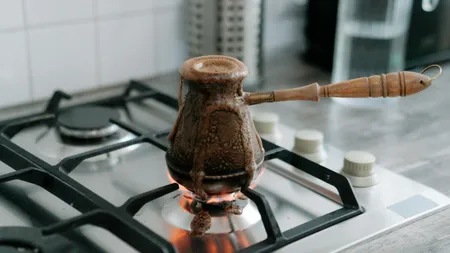 Cafeaua la ibric, periculoasă pentru sănătate! Cum trebuie preparată pentru a nu fi dăunătoare