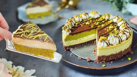 Rețetă de cheesecake Dubai cu ciocolată. Se prepară extrem de simplu și nu are nevoie de coacere