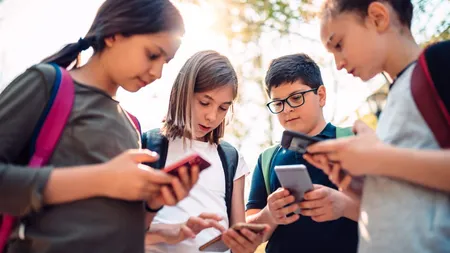 Se interzic telefoanele mobile în școli. Niciun copil sub 13 ani nu ar trebui să dețină propriul smartphone sau tabletă