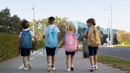 Copiii care împlinesc 6 ani până la 31 august 2025, inclusiv, trebuie să fie înscriși în clasa pregătitoare. Calendarul înscrierii în învățământul primar a fost aprobat