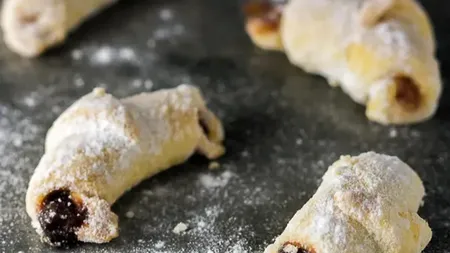 Cum gătești cornulețele cu gem făcut în casă. Un anumit ingredient te ajută să obții cel mai fraged aluat