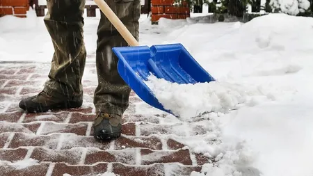 Autoritățile reiau sancțiunile pentru toți cei care nu-și curăță zăpada din fața locuinței sau a firmei. Amenzi între 2.500 și 20.000 de lei
