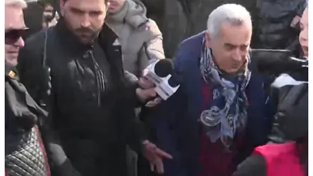 Protest în Capitală. Călin Georgescu, în cârje printre susținătorii săi din Piața Constituției. Membrii clanurilor Duduianu și Corduneanu participă la protest