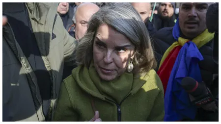 Cristela Georgescu a purtat o jachetă de lux, în timp ce își aștepta soțul să iasă de la Parchetul General. Cât costă superba piesă vestimentară