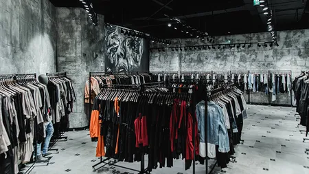 Compania românească de fashion care oferă salarii de până la 7.000 de lei. Cu ce se ocupă un consilier vestimentar
