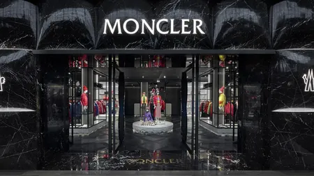 Moncler a atins un nou record de vânzări. Brandul italian de lux a vândut haine în valoare de 3 miliarde de euro